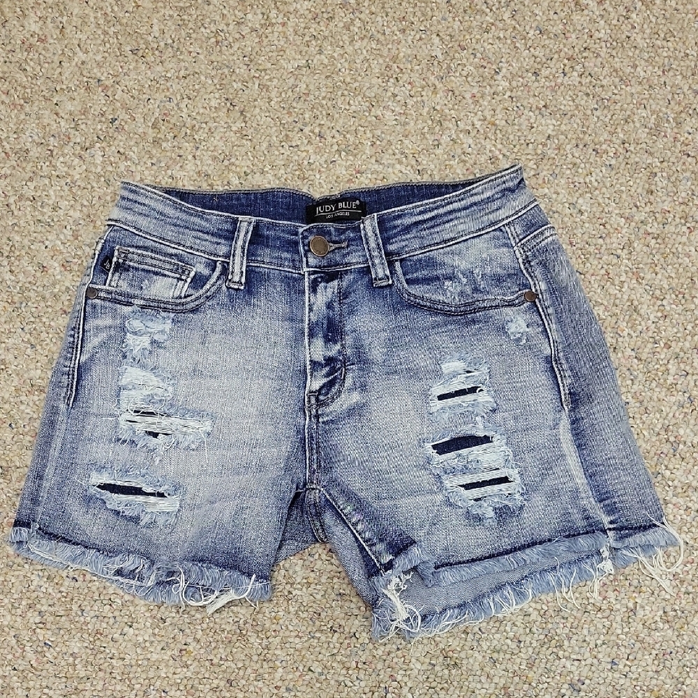 Judy Blue Distressed Denim Shorts in Faded Blue